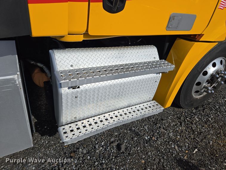 image for item EI4136 2020 Freightliner Cascadia semi truck