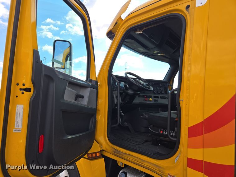 image for item EI4136 2020 Freightliner Cascadia semi truck