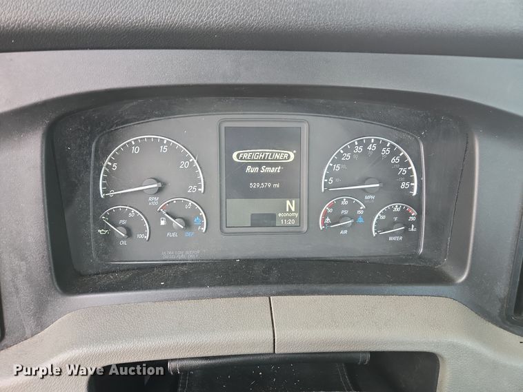 image for item EI4136 2020 Freightliner Cascadia semi truck