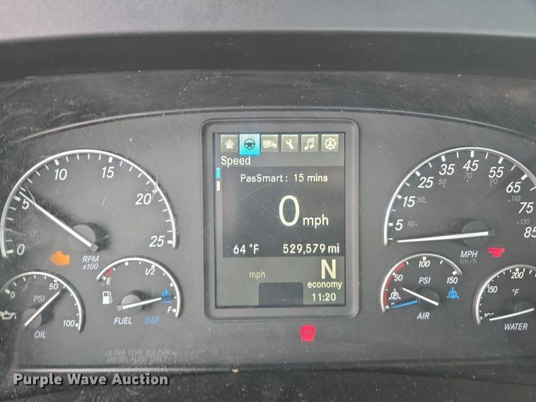 image for item EI4136 2020 Freightliner Cascadia semi truck