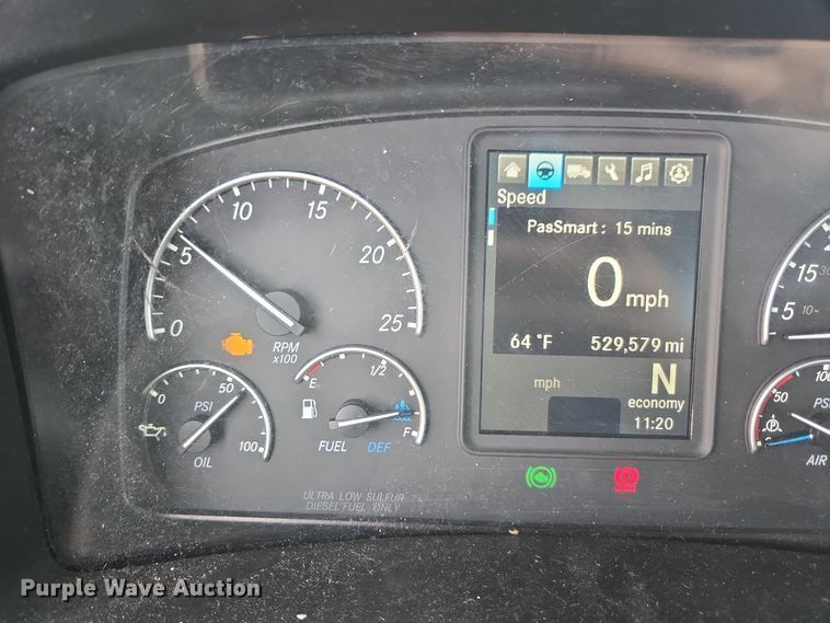 image for item EI4136 2020 Freightliner Cascadia semi truck