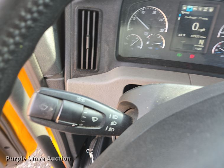 image for item EI4136 2020 Freightliner Cascadia semi truck