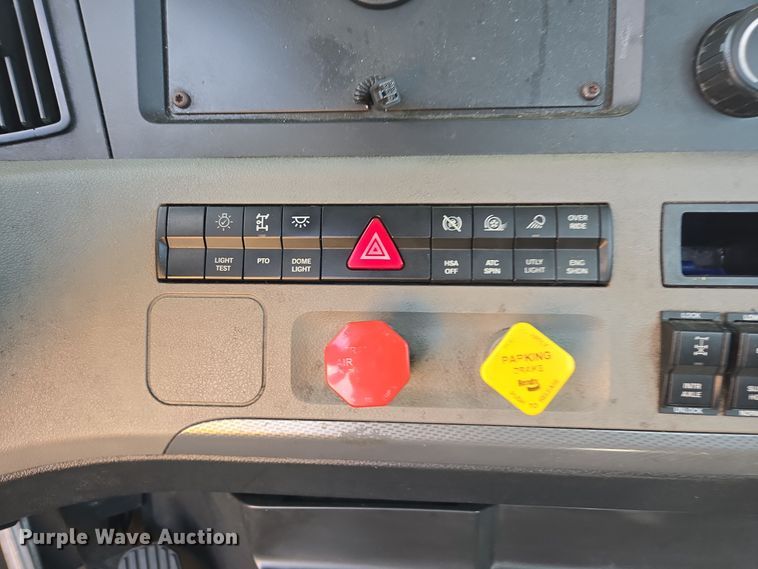 image for item EI4136 2020 Freightliner Cascadia semi truck