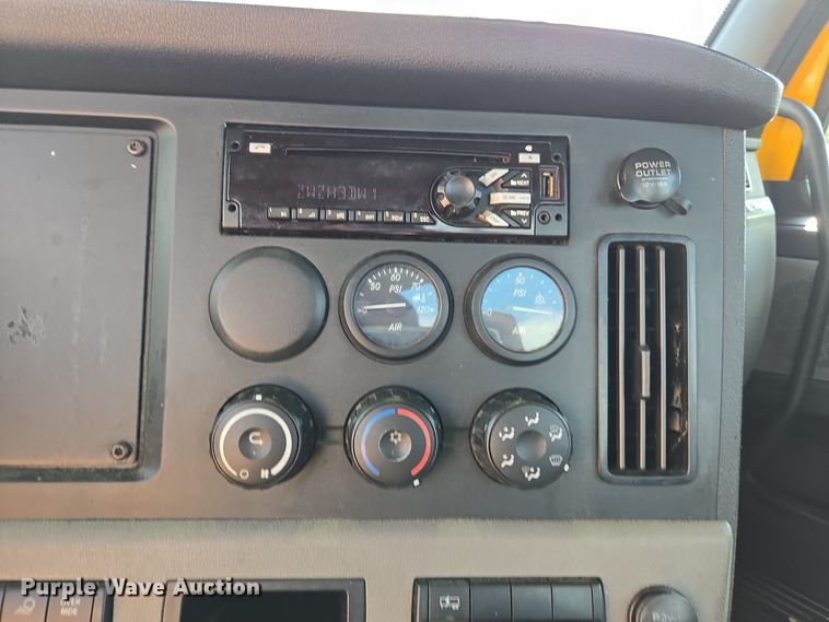 image for item EI4136 2020 Freightliner Cascadia semi truck