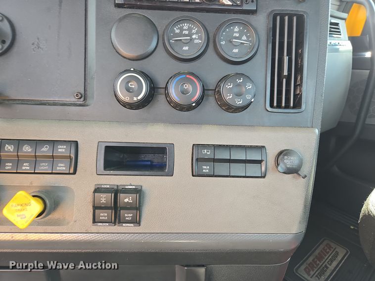 image for item EI4136 2020 Freightliner Cascadia semi truck