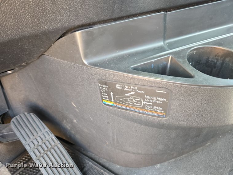 image for item EI4136 2020 Freightliner Cascadia semi truck