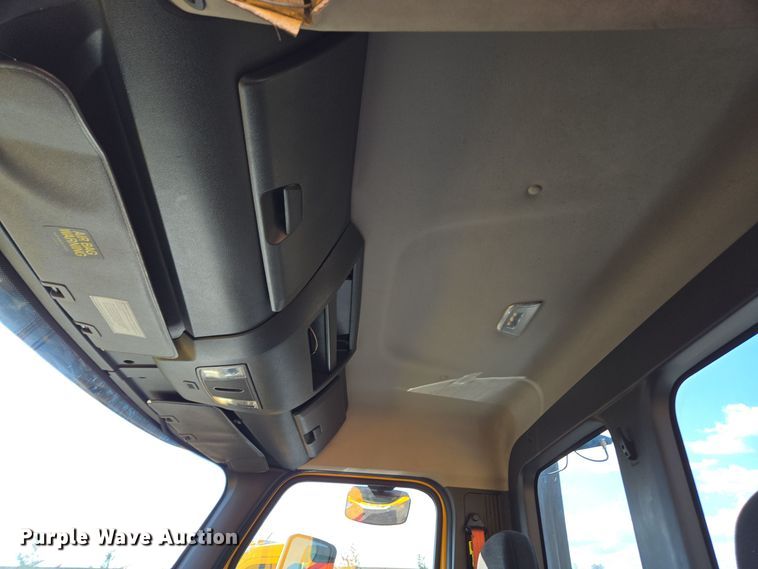 image for item EI4136 2020 Freightliner Cascadia semi truck