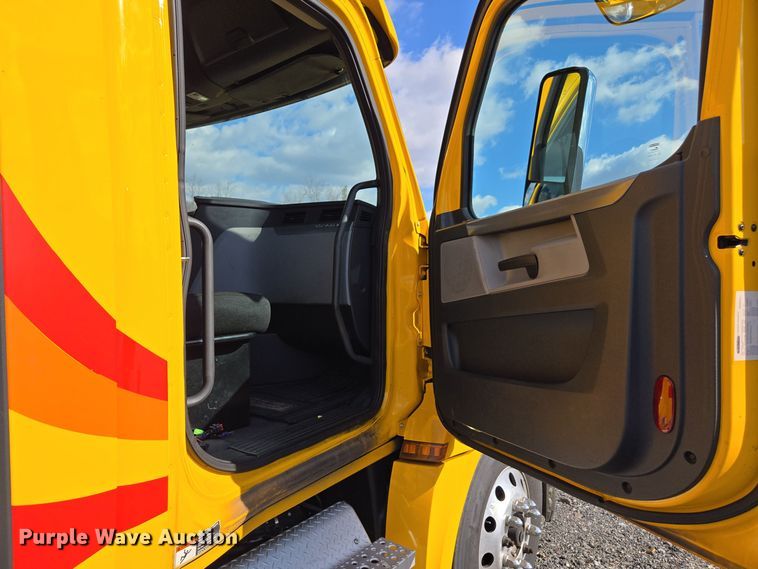 image for item EI4136 2020 Freightliner Cascadia semi truck