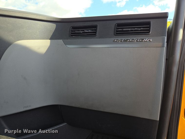 image for item EI4136 2020 Freightliner Cascadia semi truck