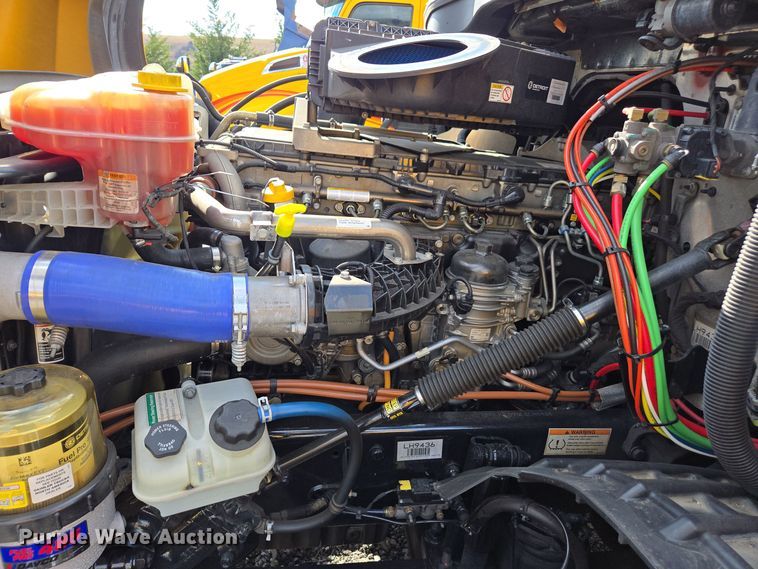 image for item EI4136 2020 Freightliner Cascadia semi truck