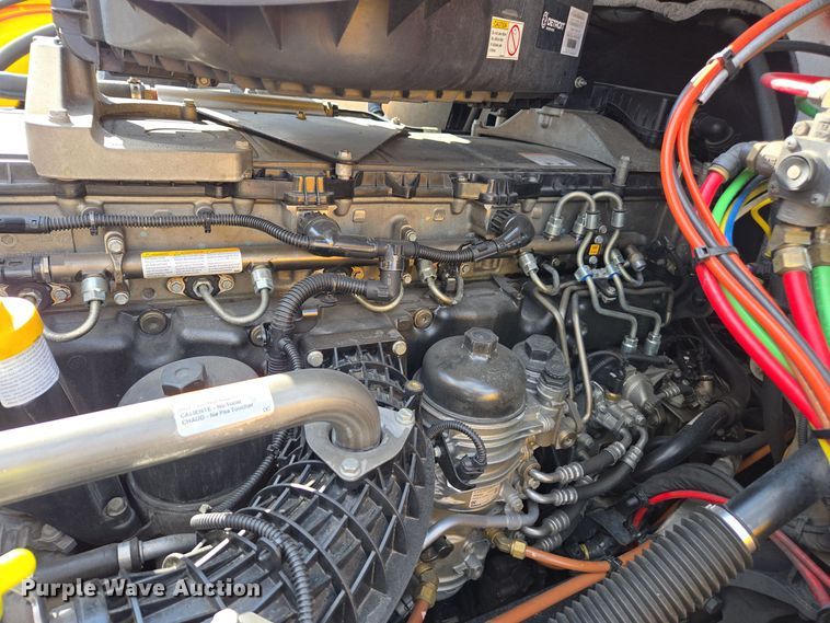 image for item EI4136 2020 Freightliner Cascadia semi truck