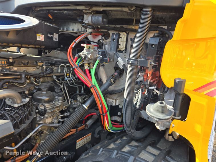 image for item EI4136 2020 Freightliner Cascadia semi truck