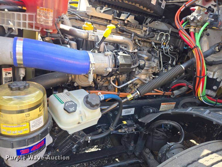 image for item EI4136 2020 Freightliner Cascadia semi truck