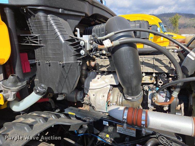 image for item EI4136 2020 Freightliner Cascadia semi truck