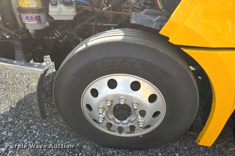 image for item EI4136 2020 Freightliner Cascadia semi truck