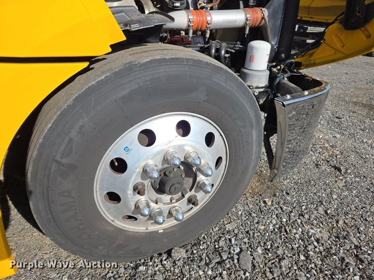 image for item EI4136 2020 Freightliner Cascadia semi truck