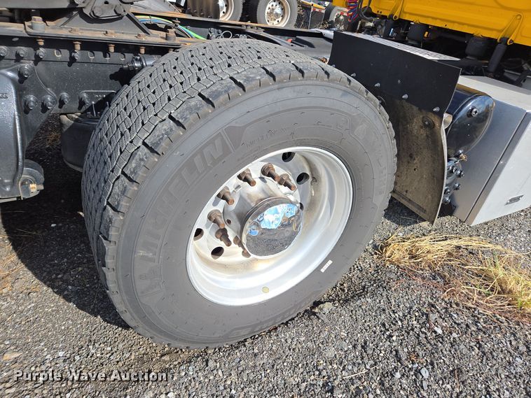 image for item EI4136 2020 Freightliner Cascadia semi truck