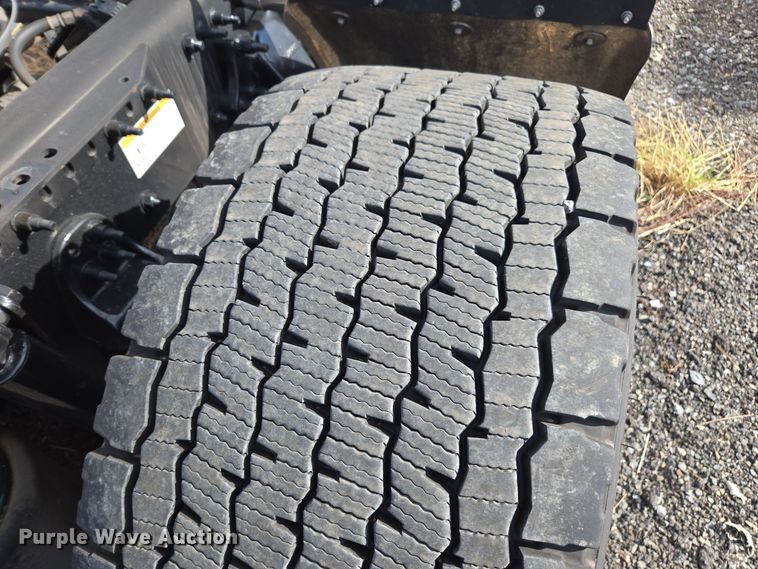 image for item EI4136 2020 Freightliner Cascadia semi truck