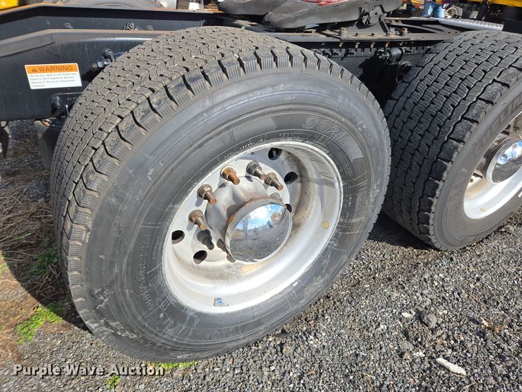 image for item EI4136 2020 Freightliner Cascadia semi truck