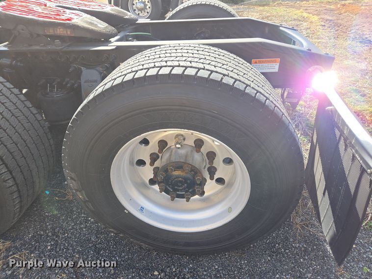 image for item EI4136 2020 Freightliner Cascadia semi truck