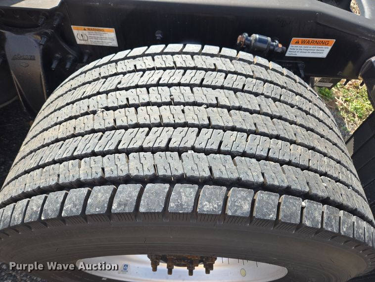 image for item EI4136 2020 Freightliner Cascadia semi truck