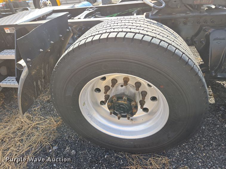 image for item EI4136 2020 Freightliner Cascadia semi truck