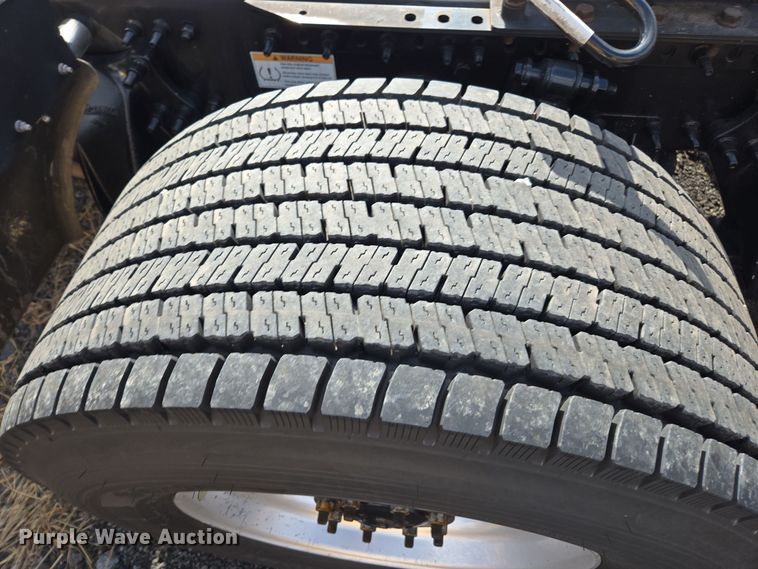 image for item EI4136 2020 Freightliner Cascadia semi truck