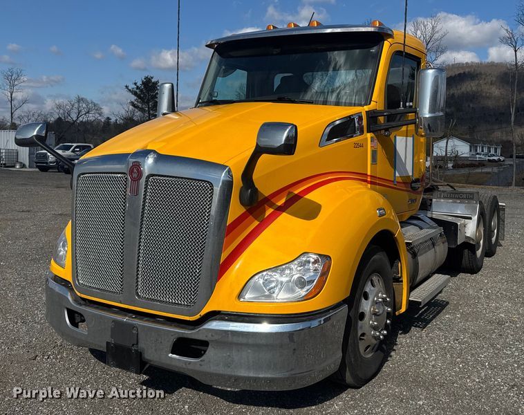 image for item EI4137 2022 Kenworth T680 semi truck