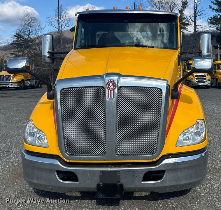 image for item EI4137 2022 Kenworth T680 semi truck