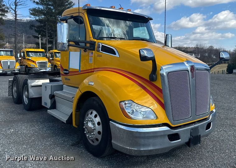 image for item EI4137 2022 Kenworth T680 semi truck
