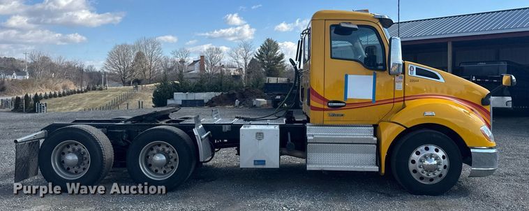 image for item EI4137 2022 Kenworth T680 semi truck