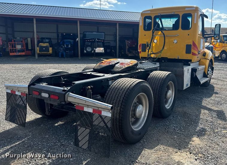 image for item EI4137 2022 Kenworth T680 semi truck