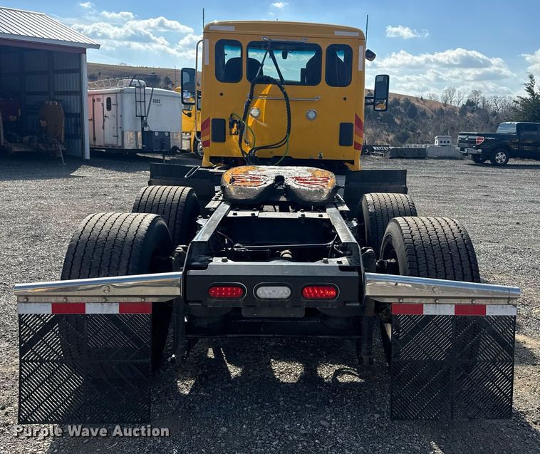 image for item EI4137 2022 Kenworth T680 semi truck