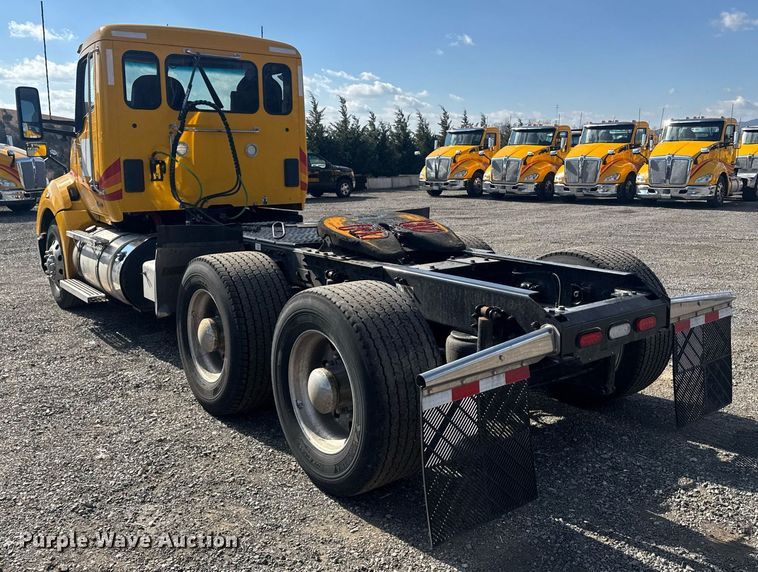 image for item EI4137 2022 Kenworth T680 semi truck