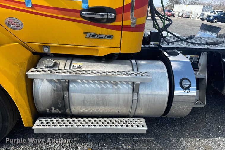 image for item EI4137 2022 Kenworth T680 semi truck