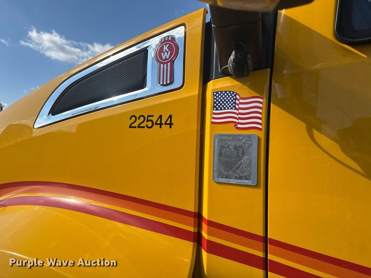 image for item EI4137 2022 Kenworth T680 semi truck