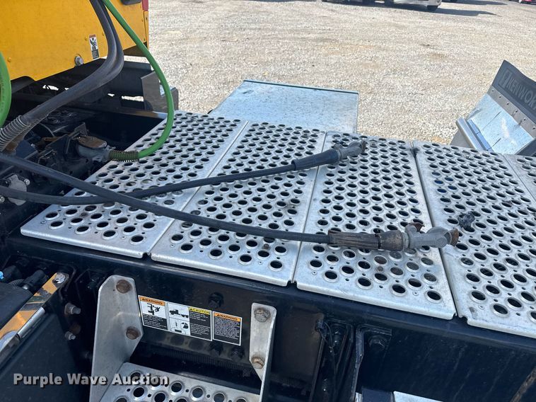 image for item EI4137 2022 Kenworth T680 semi truck