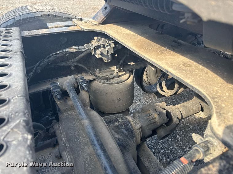 image for item EI4137 2022 Kenworth T680 semi truck