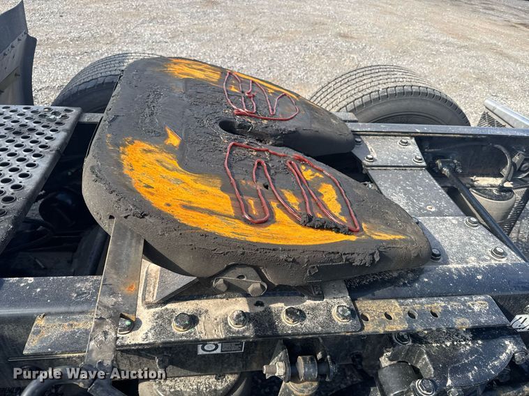 image for item EI4137 2022 Kenworth T680 semi truck