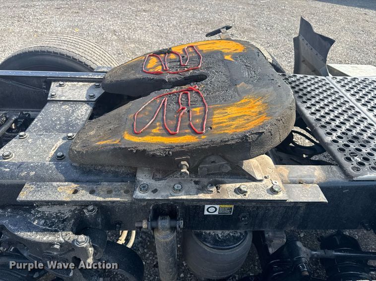 image for item EI4137 2022 Kenworth T680 semi truck