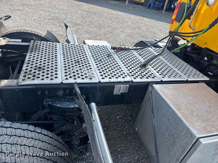 image for item EI4137 2022 Kenworth T680 semi truck