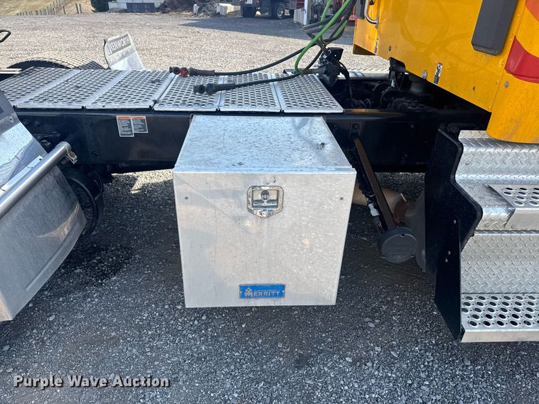 image for item EI4137 2022 Kenworth T680 semi truck