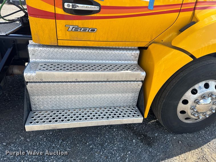 image for item EI4137 2022 Kenworth T680 semi truck