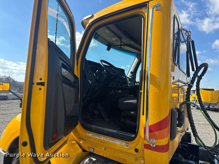 image for item EI4137 2022 Kenworth T680 semi truck