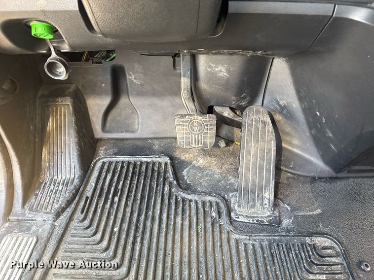 image for item EI4137 2022 Kenworth T680 semi truck