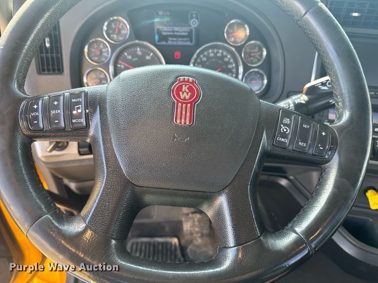 image for item EI4137 2022 Kenworth T680 semi truck