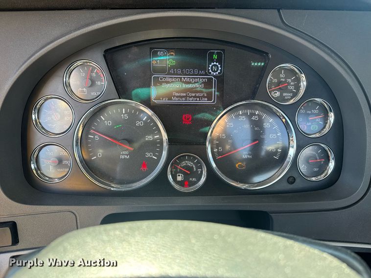 image for item EI4137 2022 Kenworth T680 semi truck