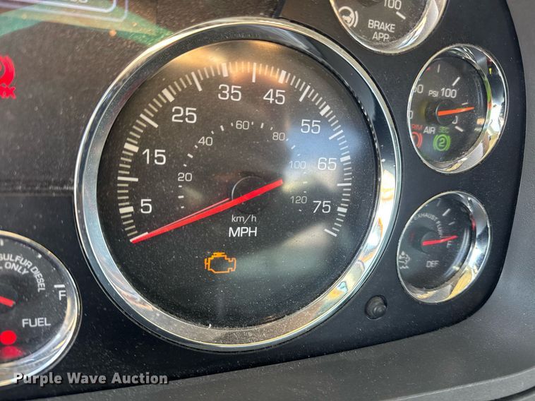 image for item EI4137 2022 Kenworth T680 semi truck