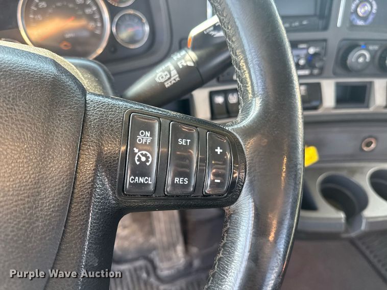 image for item EI4137 2022 Kenworth T680 semi truck