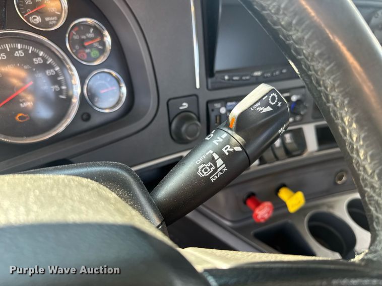 image for item EI4137 2022 Kenworth T680 semi truck